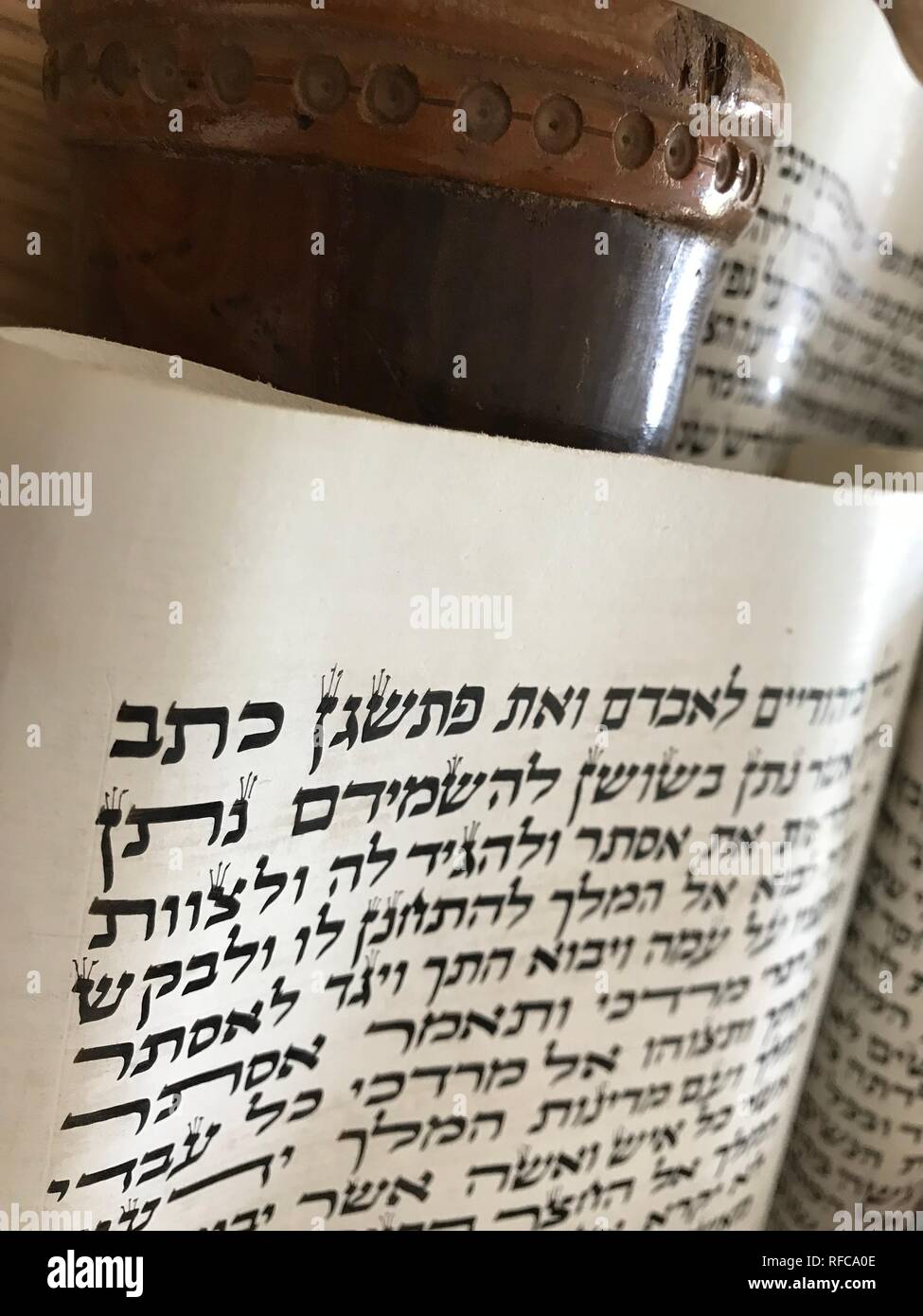 Purim megillah Libro di Ester tradizionale festa ebraica simbolo script ebraico Foto Stock