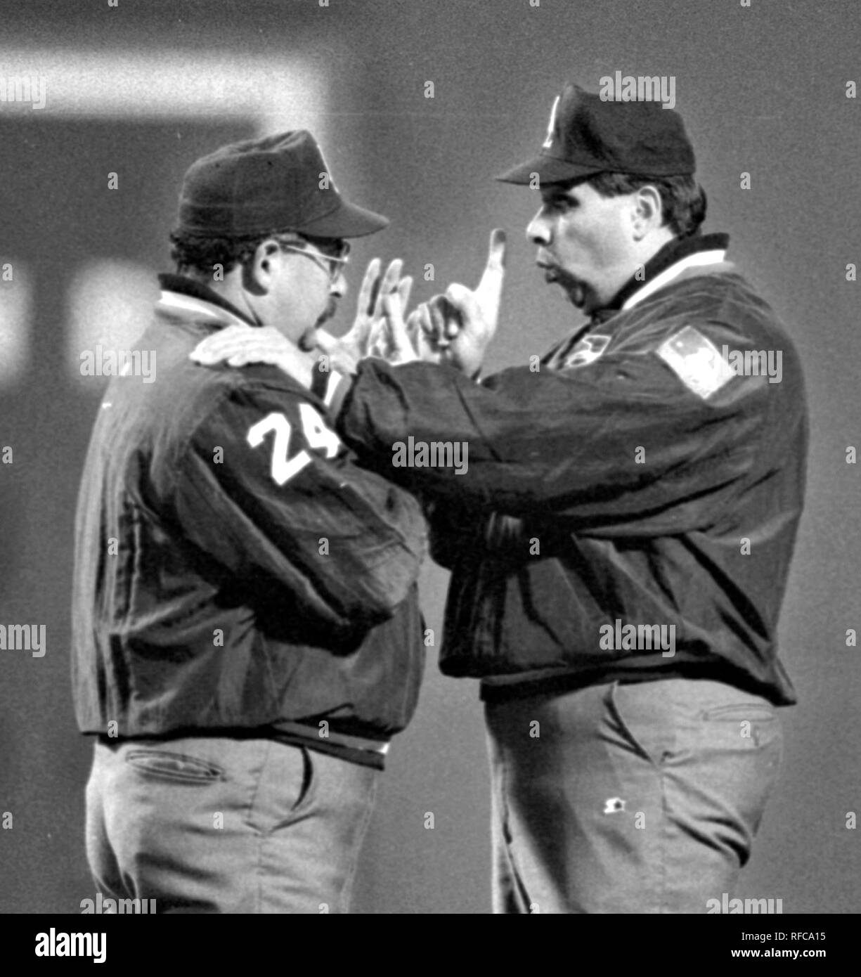 Due arbitri di baseball di rivedere le chiamate durante una Red Sox baseball gioco al Fenway Park di Boston MA USA FOTO DI bill belknap 1989 Foto Stock