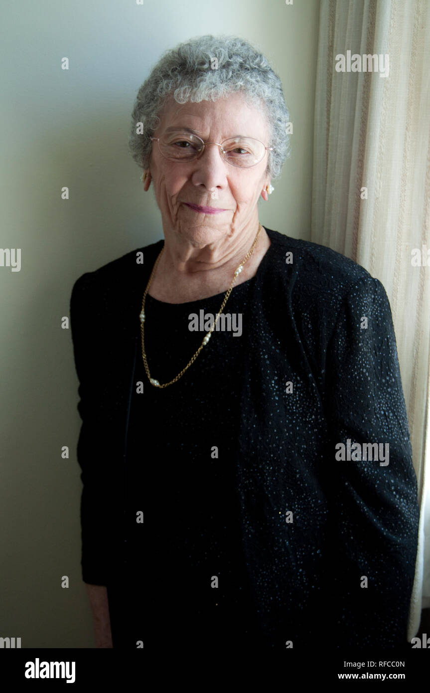 Elegantemente vestito donna anziana Foto stock - Alamy