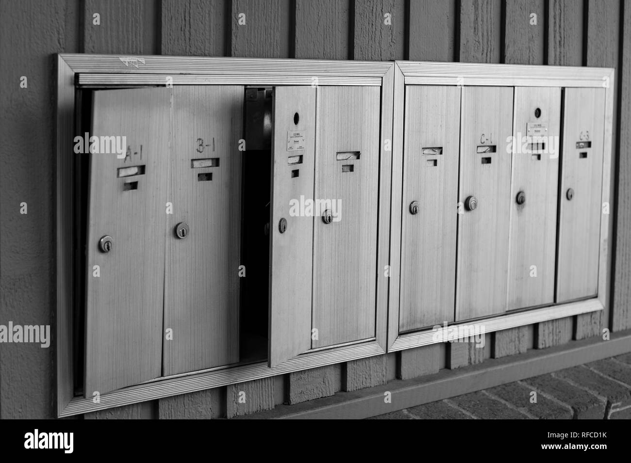 Mailbox scomposte in un'immagine in bianco e nero Foto Stock