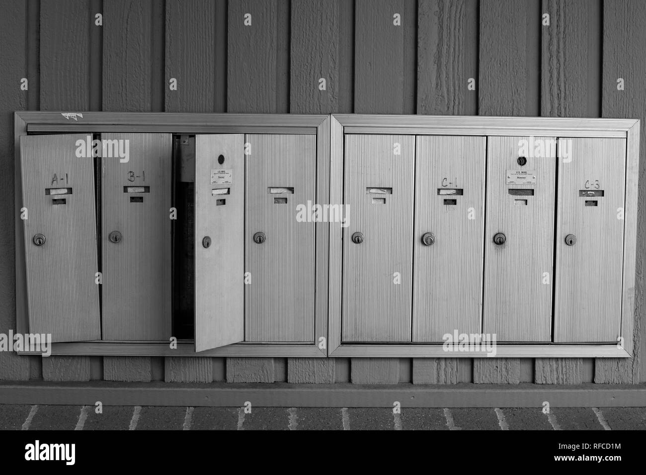 Caselle postali in bianco e nero scomposte in Foto Stock
