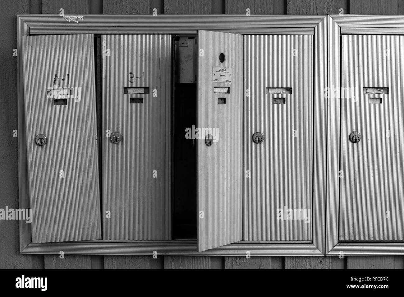 Cassette postali suddivisi in Foto Stock