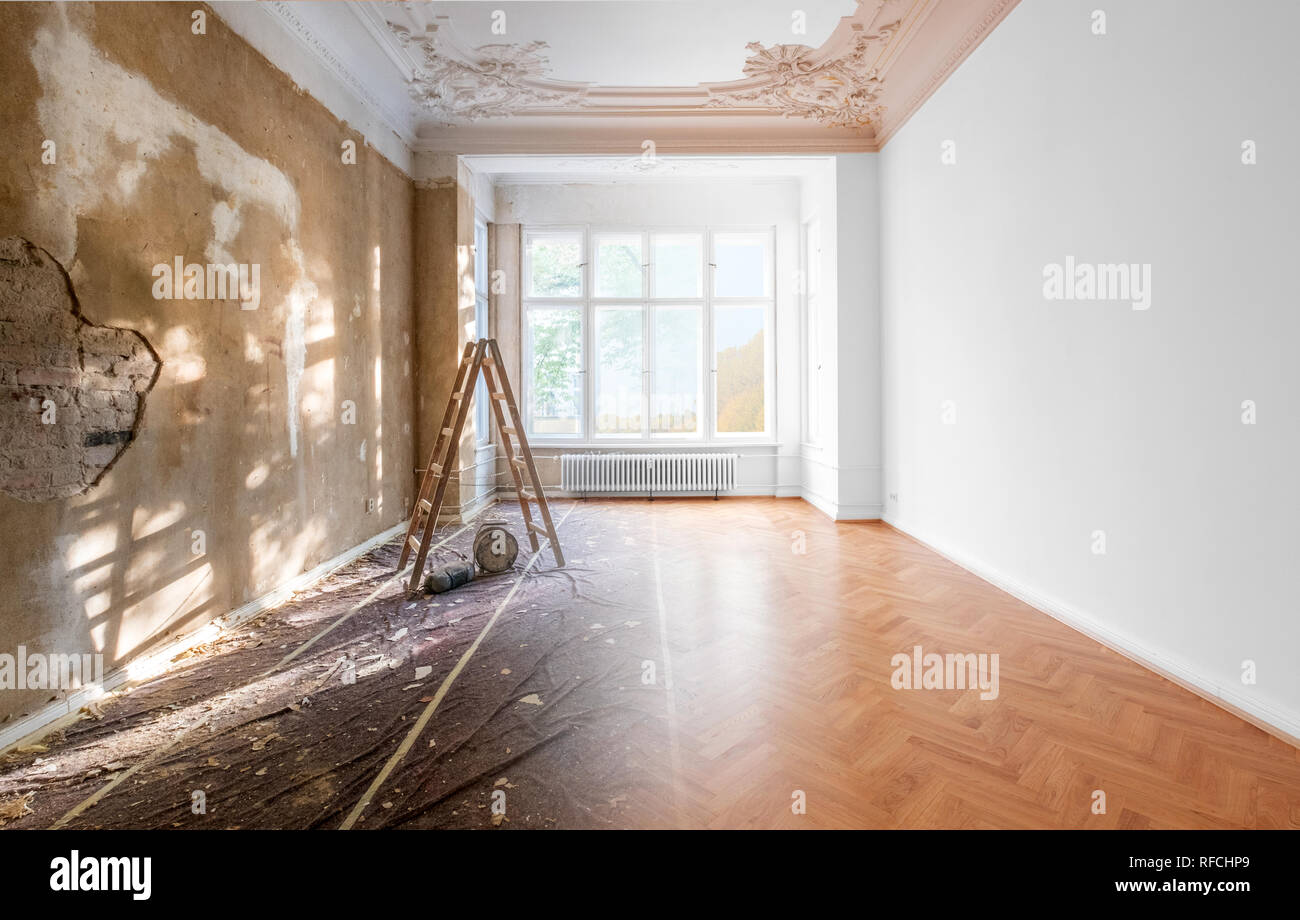 Stanza vuota, appartamento nuovo edificio vecchio pavimento in legno e stucco - Foto Stock
