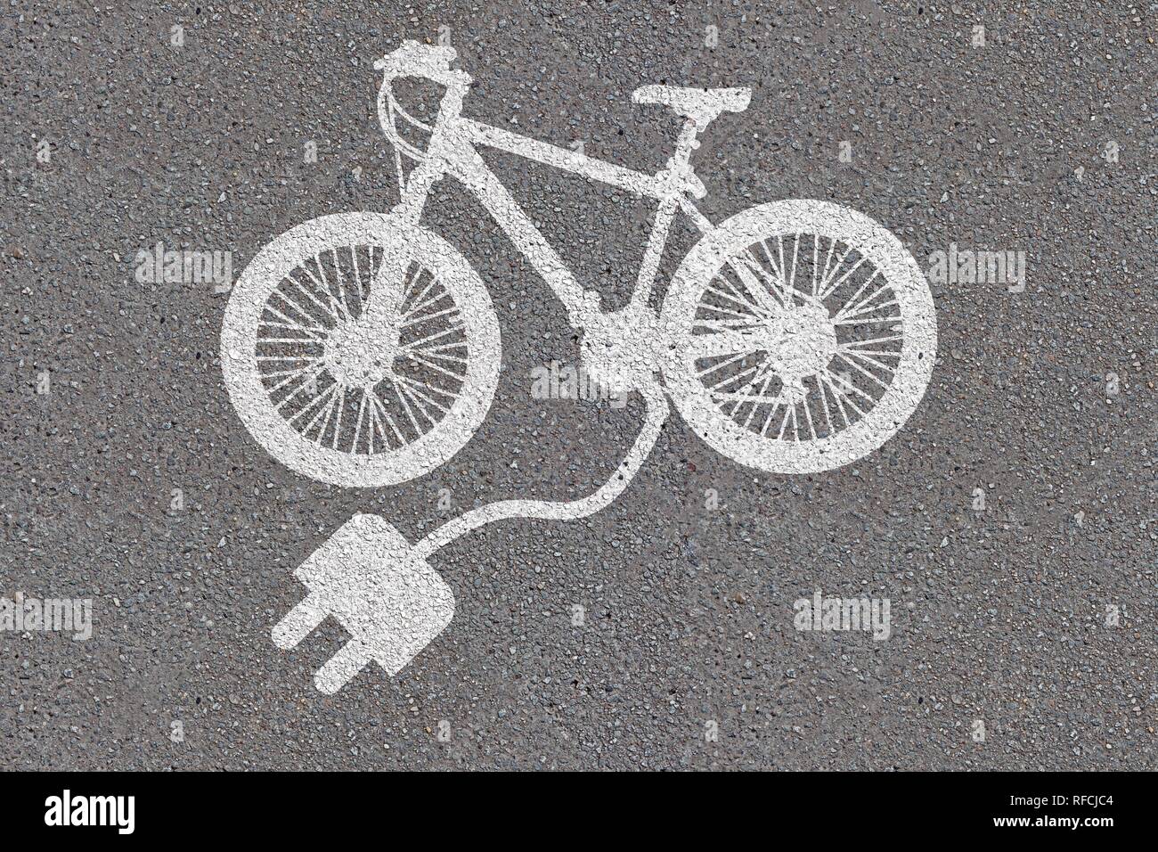 Angolo di Alta Vista del dipinto di bianco della bicicletta elettrica su asfalto Foto Stock