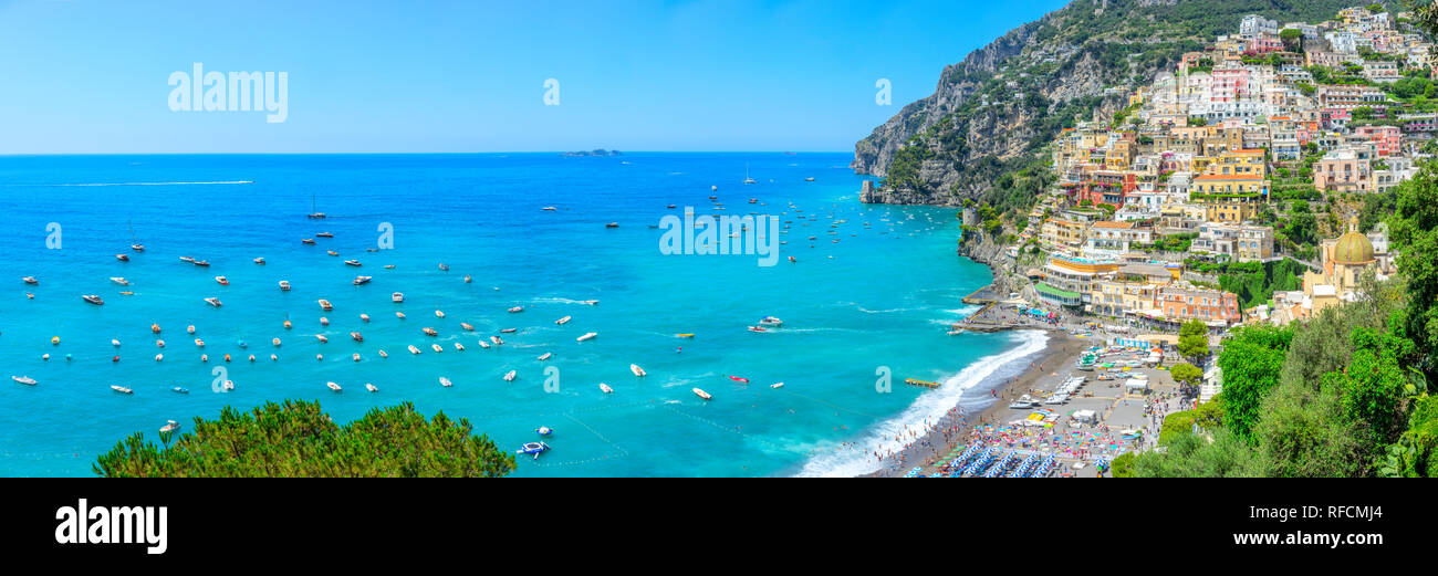 Una vista della coloratissima cittadina collinare di Positano in Campania tra cui ampia area di mare Foto Stock