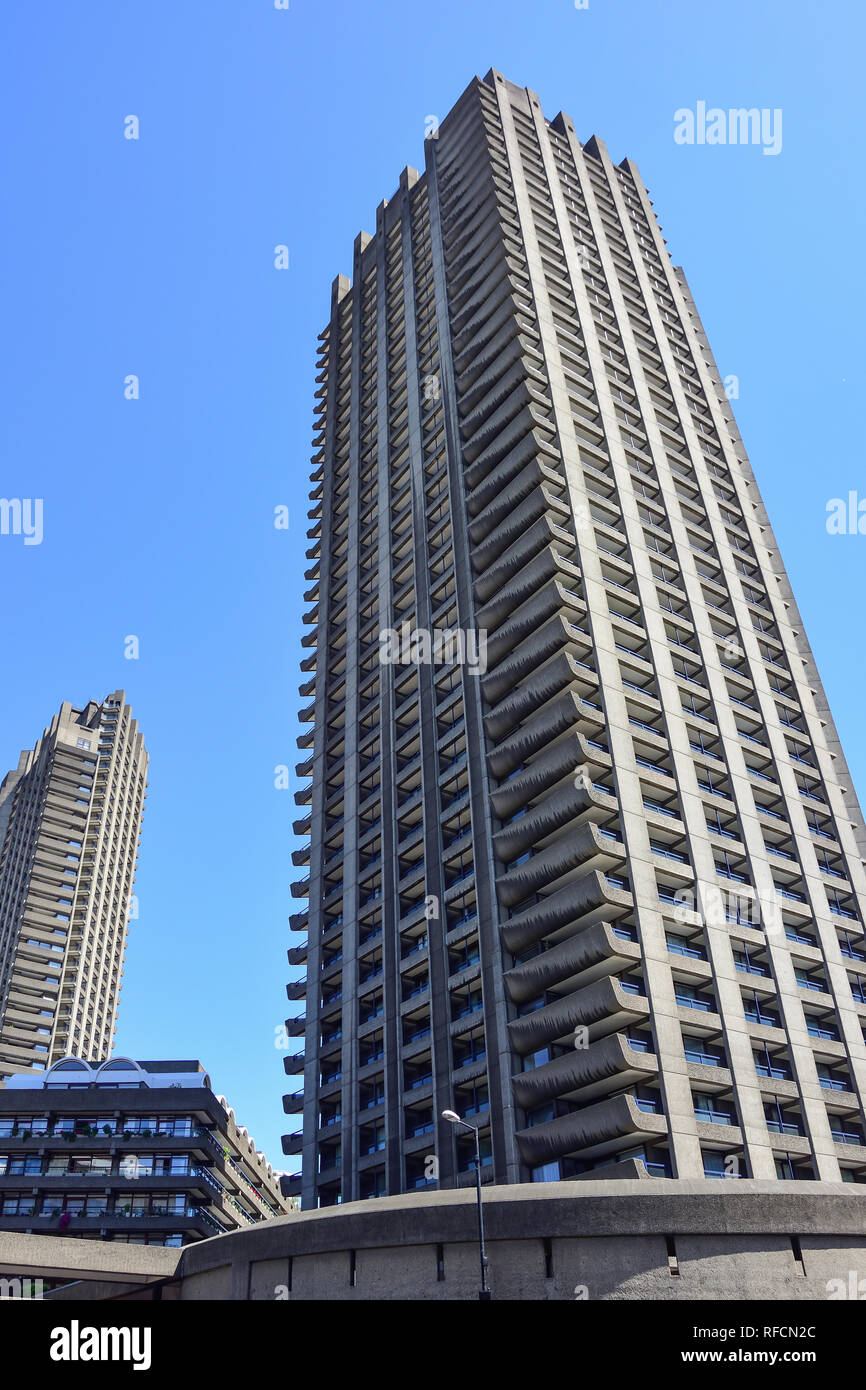 Cromwell Tower, il Barbican station wagon, Silk Road, Barbican, città di Londra Greater London, England, Regno Unito Foto Stock