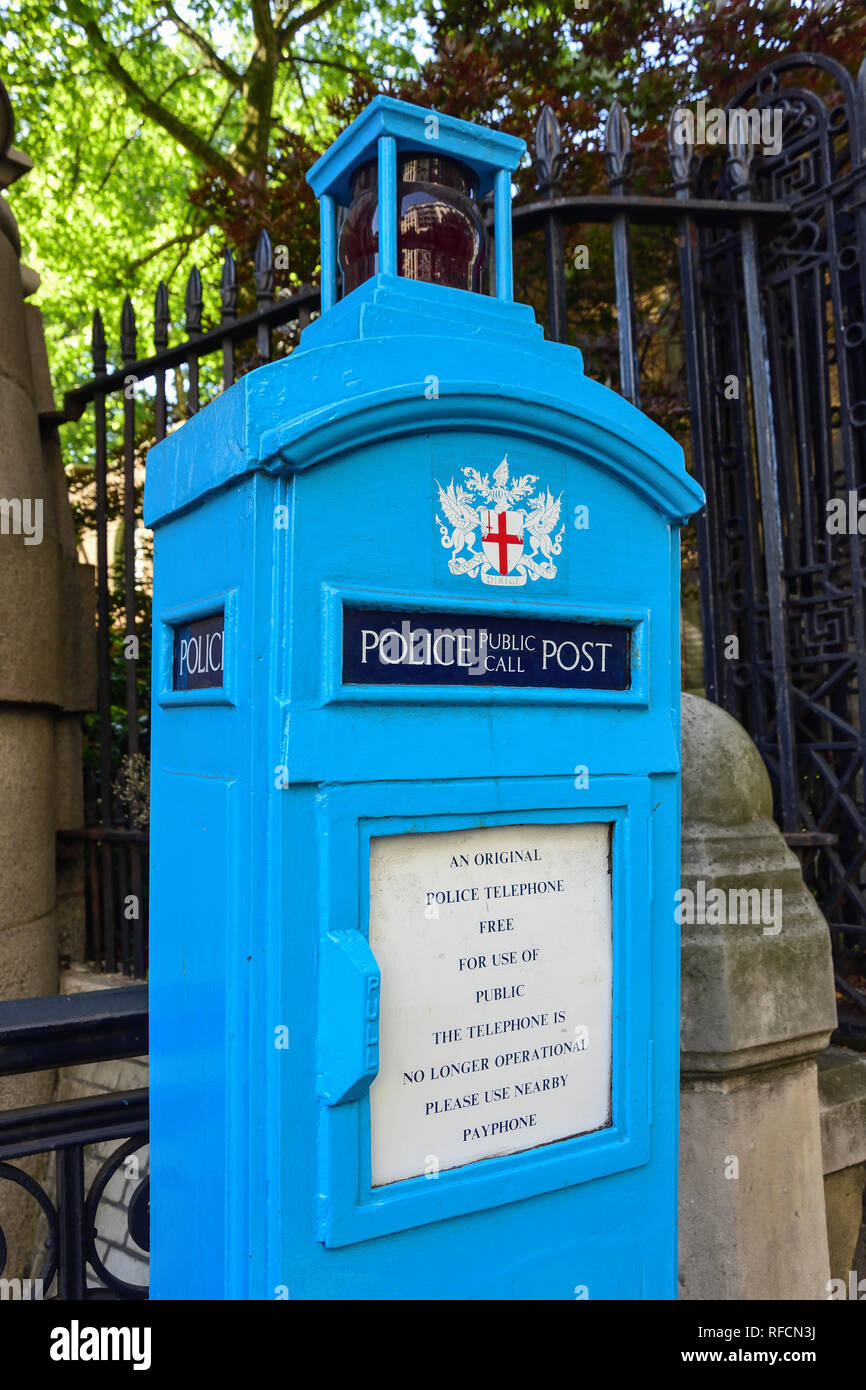 Originale telefono di polizia su street, St Martin's Le-Grand, Barbican, città di Londra Greater London, England, Regno Unito Foto Stock