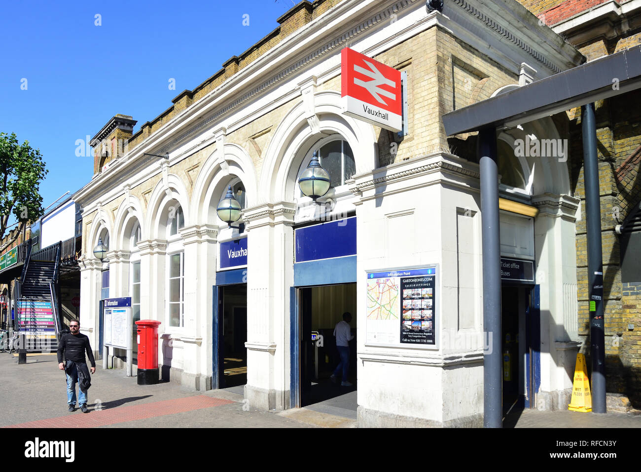 Vauxhall stazione ferroviaria, Albert Embankment, Vauxhall, London Borough di Lambeth, Greater London, England, Regno Unito Foto Stock