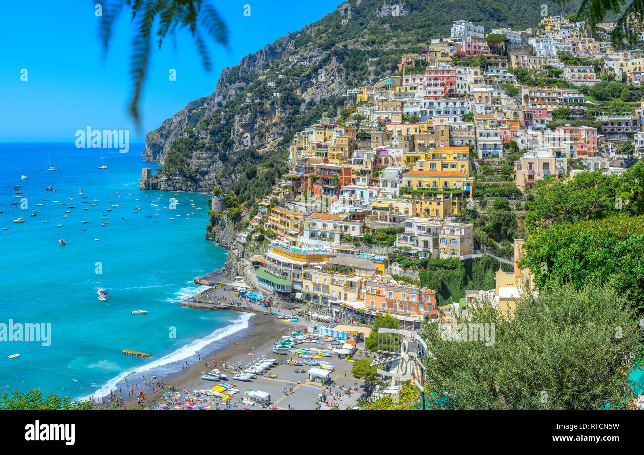 La cittadina collinare di Positano sulla Costiera Amalfitana in Italia Foto Stock