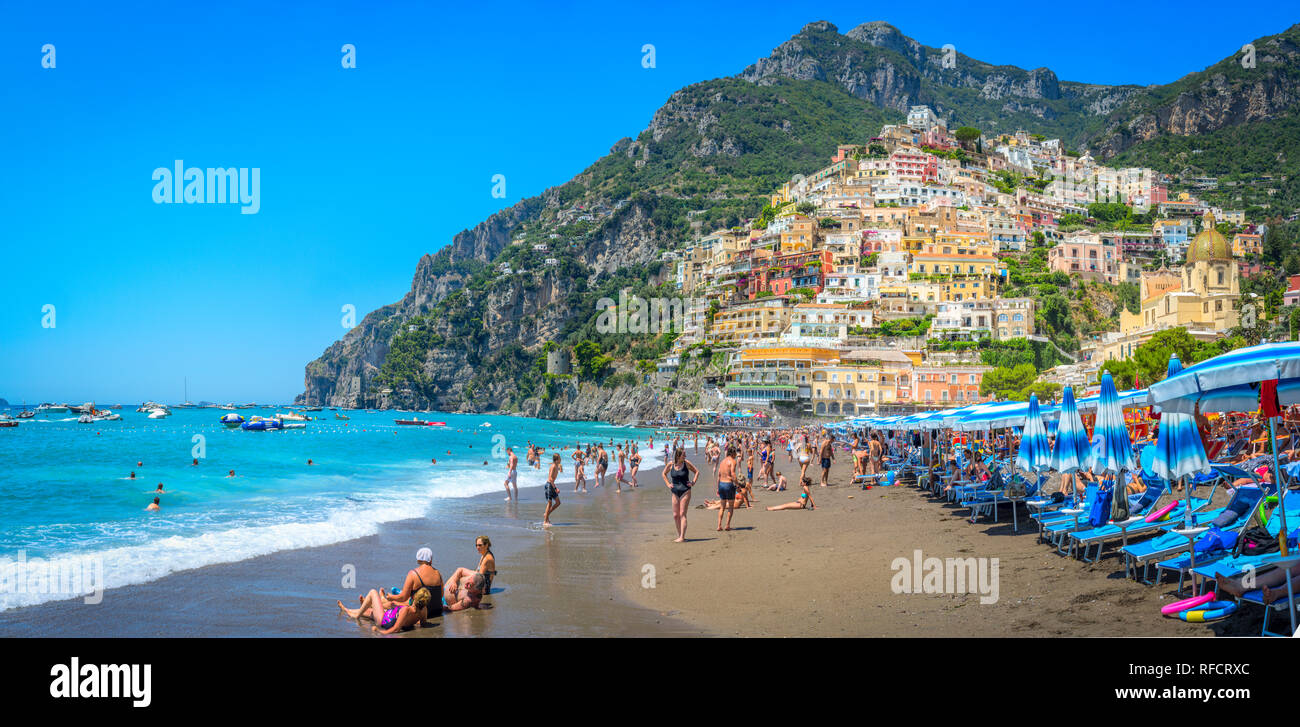 Una vista dalla spiaggia del paese collinare a Positano sulla Costiera Amalfitana, in Campania Foto Stock