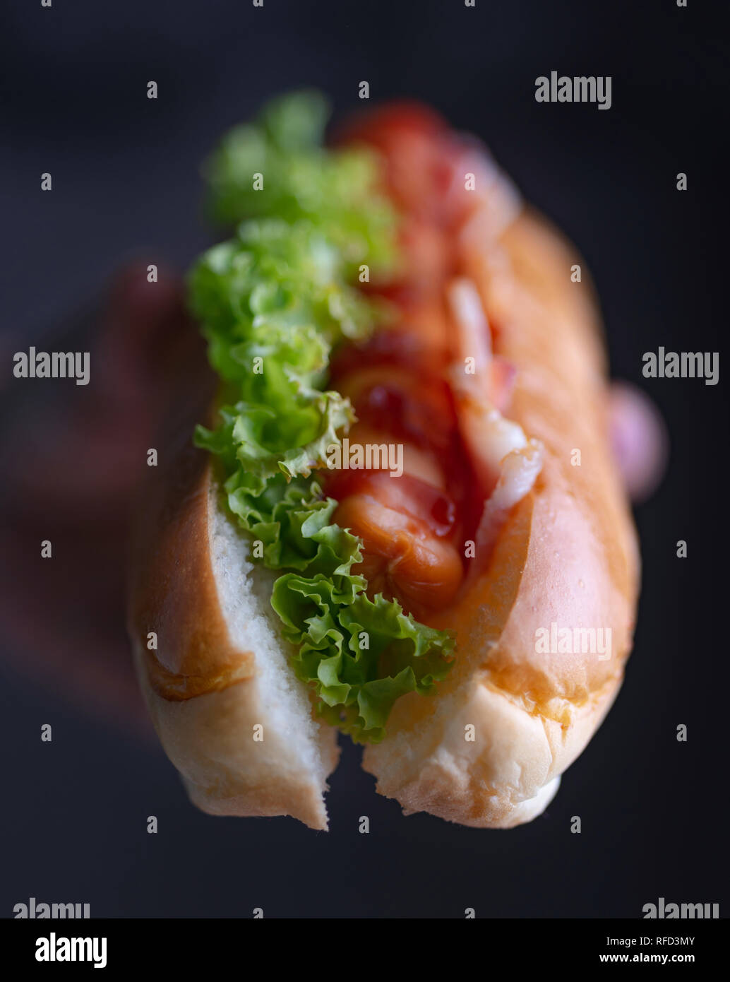Donna che mantiene un hot dog Foto Stock