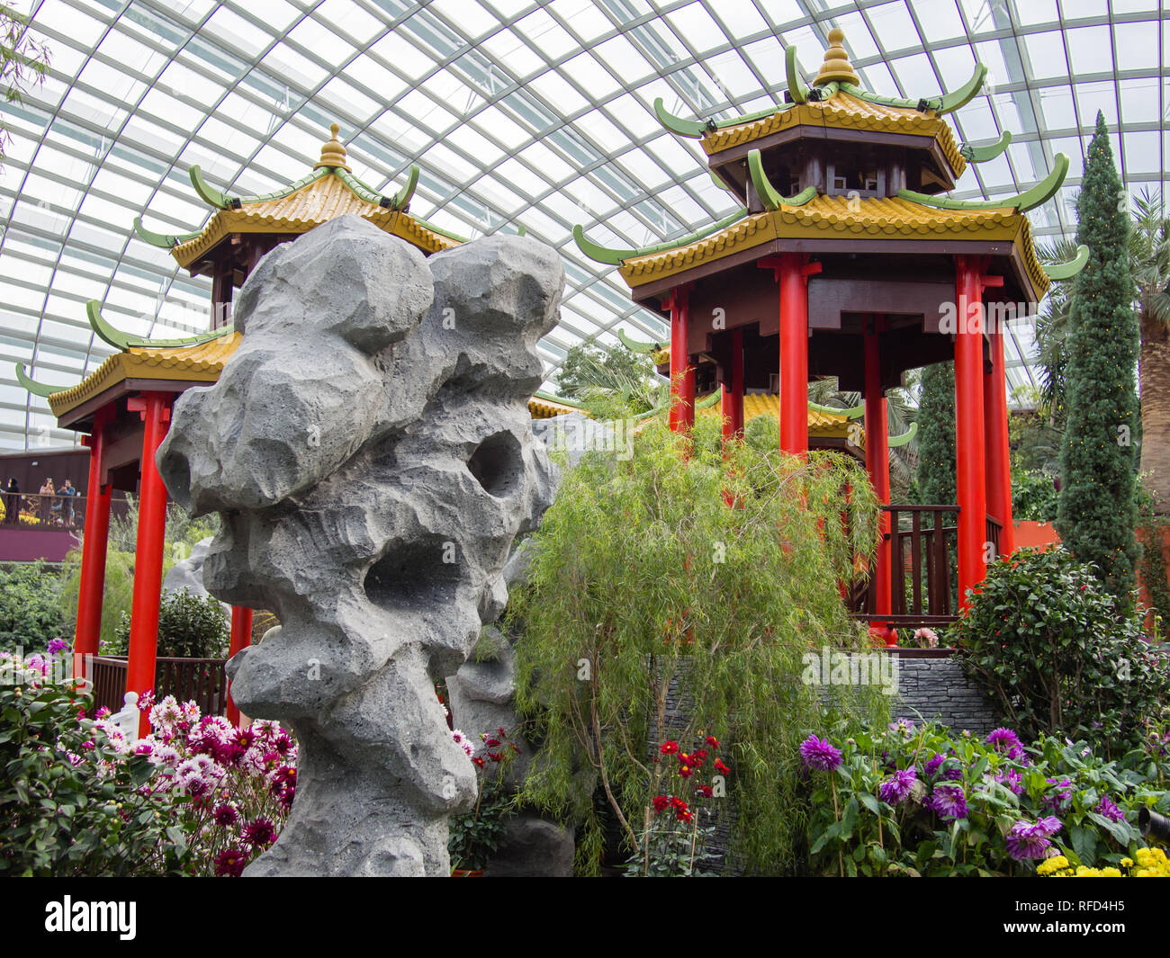 Giardino cinese di fiori di cupola a giardini dalla Baia di Singapore. Foto Stock