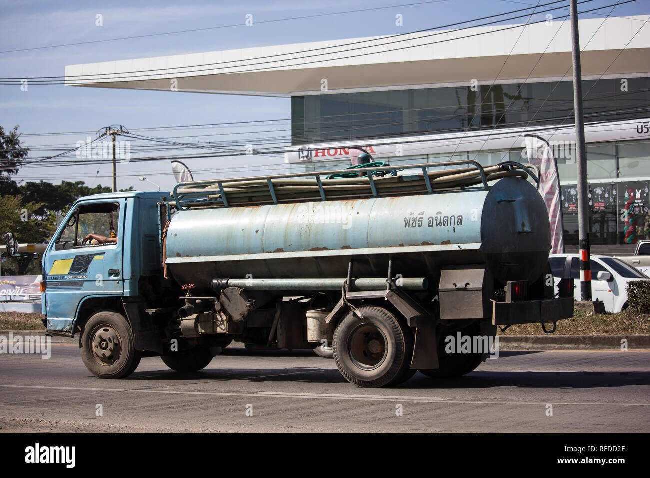 Chiangmai, Tailandia - 4 Gennaio 2019: Privato del serbatoio acque nere carrello. Foto di road no.121 circa 8 km dal centro cittadino di Chiangmai, Thailandia. Foto Stock