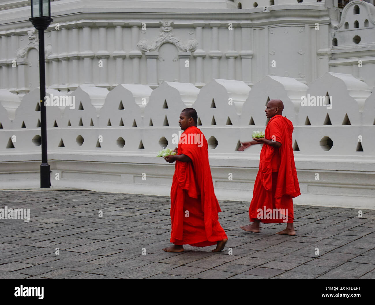 Kandy, Sri Lanka - Dic 15, 2018. I monaci buddisti in arancio brillante manto visita Tempio del Sacro Dente reliquia, Kandy, Sri Lanka. Foto Stock