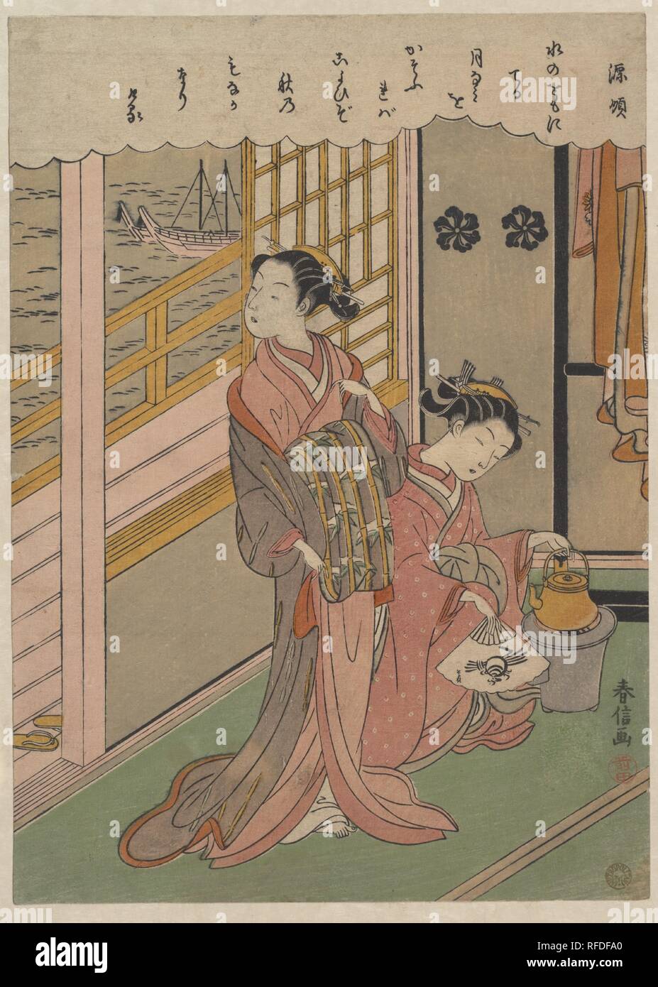 Onde sulla luna. Artista: Suzuki Harunobu (giapponese, 1725-1770). Cultura: il Giappone. Dimensioni: H. 11 a. (27,9 cm); W. 8. (20,3 cm). Data: ca. 1768. Un 'oiran' sorge in una casa al mare, trning per cercare thrugh open 'shoji' all'onde increspata mentre la donna seduta fan il fuoco in un hibachi per rendere un teakettle bollire. Al di sopra è un' ode da Minamoto Shitago da Juishu #171: Mizu no omo ni teru tsukinami o kazofureba koyoi zo aki no monaka narikeru. Quando si contano le lune sulle onde sappiamo che è metà autunno. Museo: Metropolitan Museum of Art di New York, Stati Uniti d'America. Foto Stock