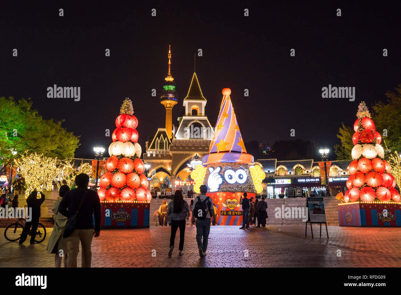 Vista notturna di E-World Theme Park e la torre 83 nella città di Daegu. Foto Stock