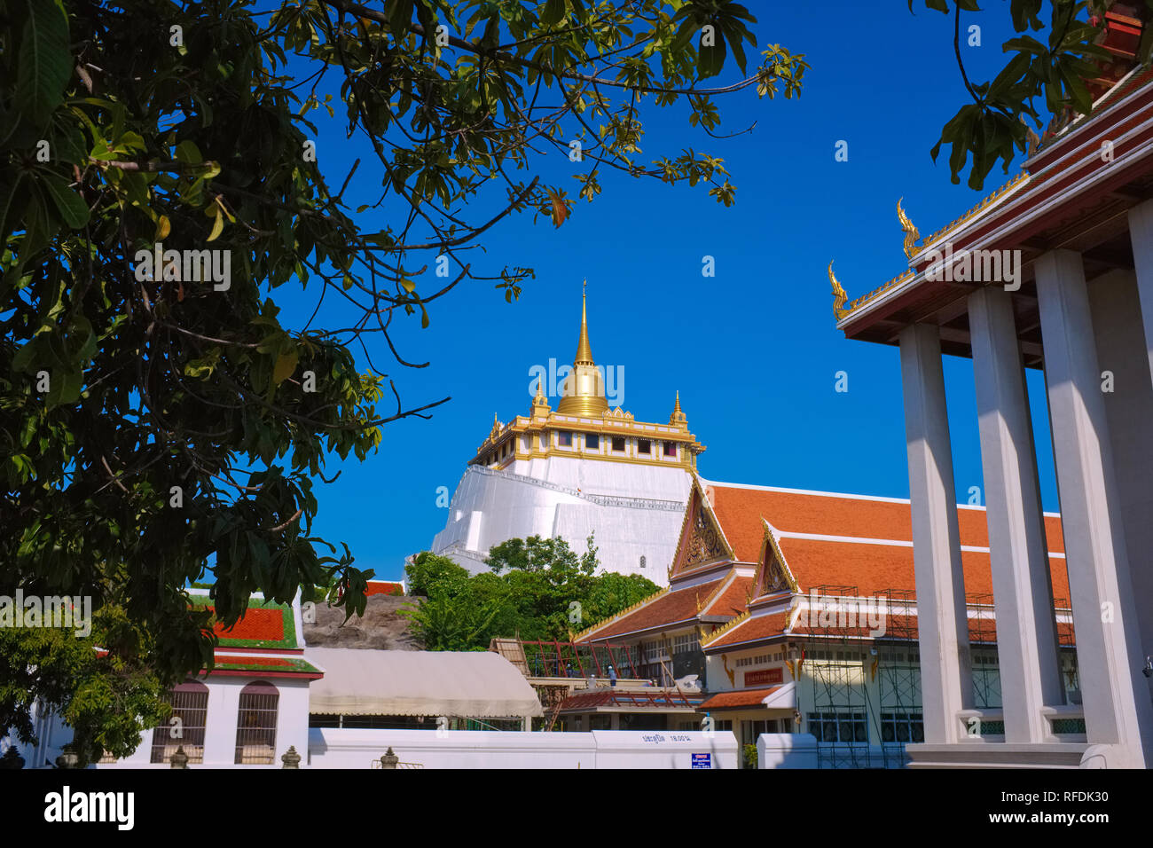 Wat Saket a Bangkok, Thailandia, con il suo punto di riferimento Golden Mount Foto Stock