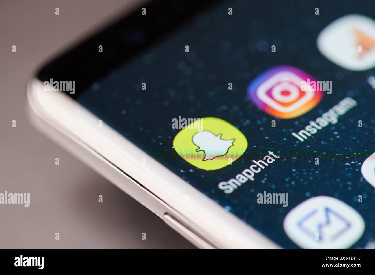 New york, Stati Uniti d'America - 24 Gennaio 2019: Snapchat app icona sulla schermata dello smartphone vicino la vista Foto Stock