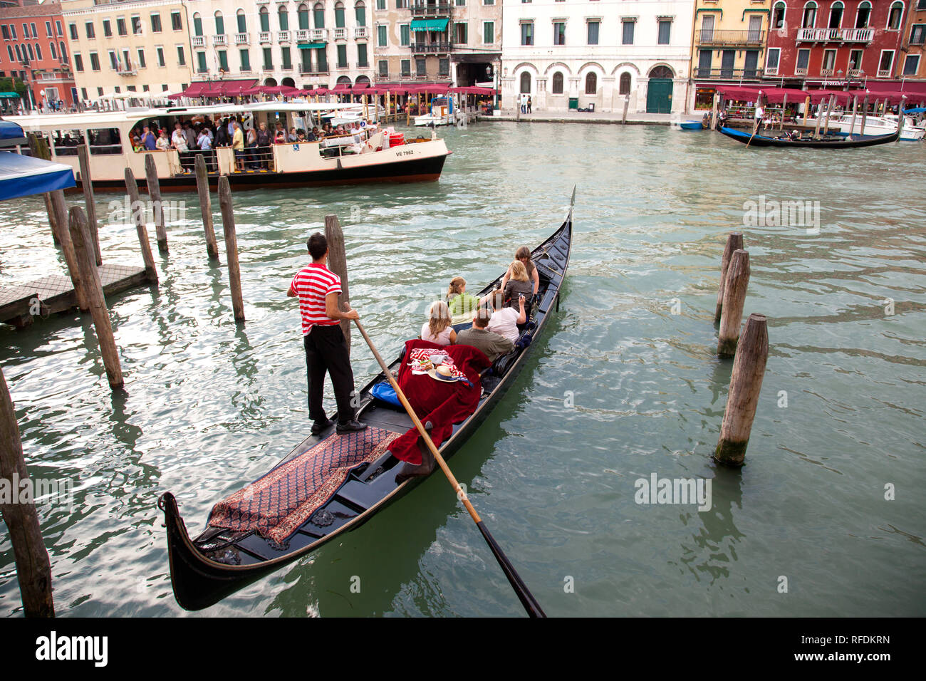 Traversata in gondola sul Canal Grande a Venezia Italia Foto Stock