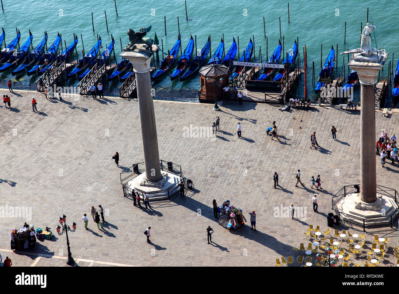 Guardando verso il basso sulla piazzetta di San Marco a Venezia. Foto Stock