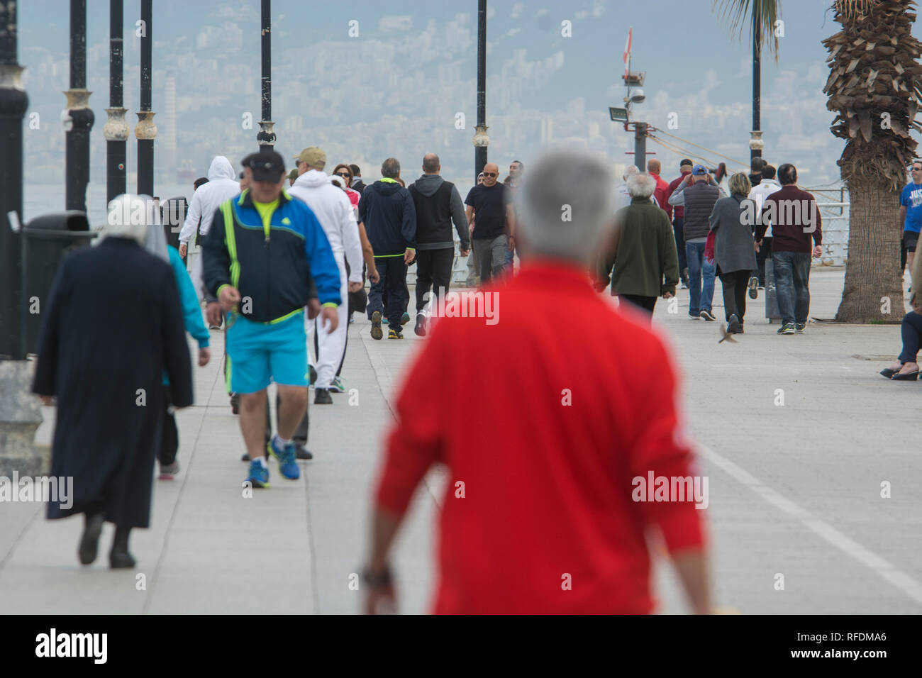 La gente che camminava sul lungomare dal mare Mediterraneo Beirut Libano Foto Stock