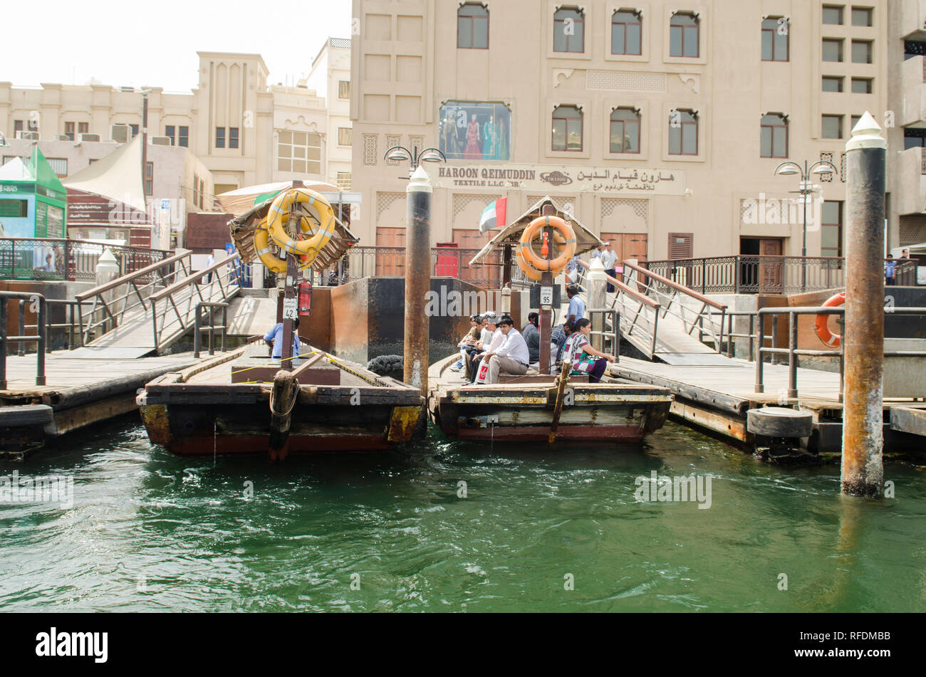 Pendolari su una barca di Dubai Creek Foto Stock