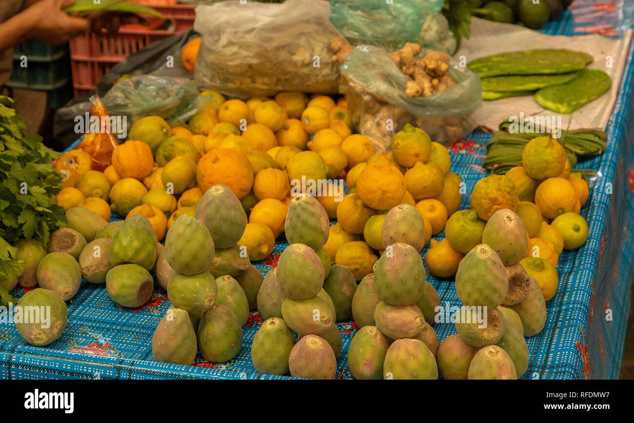 La frutta e la verdura in stallo, specializzata in servizi di ficodindia frutti e foglie; mercato, San Miguel De Allende, Messico centrale. Foto Stock