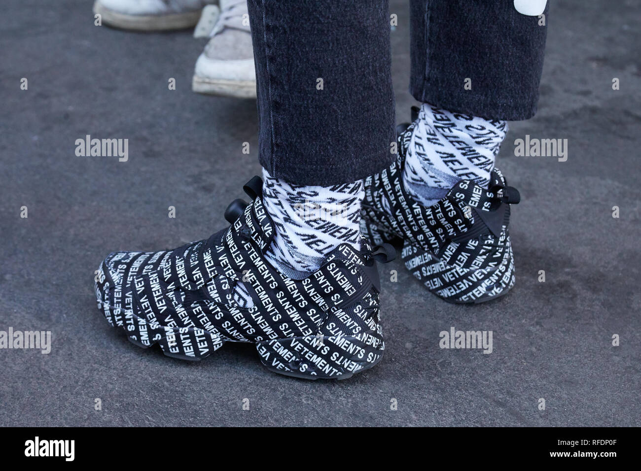 Milano, Italia - 14 gennaio 2019: l'uomo con il bianco e nero Vetements sneakers prima Spyder fashion show, la Settimana della Moda Milanese street style Foto Stock