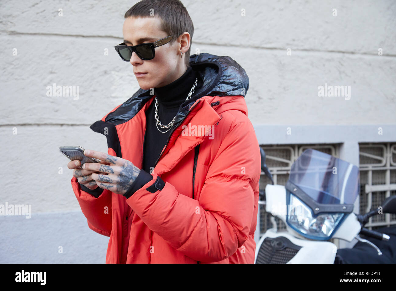 Milano, Italia - 14 gennaio 2019: Uomo con Celine occhiali da sole e orange  Spyder giacca imbottita prima Spyder fashion show, la Settimana della Moda  Milanese street styl Foto stock - Alamy