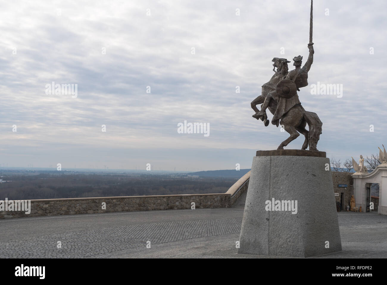 La statua del re Svätopluk io in uno spiazzo vuoto Foto Stock