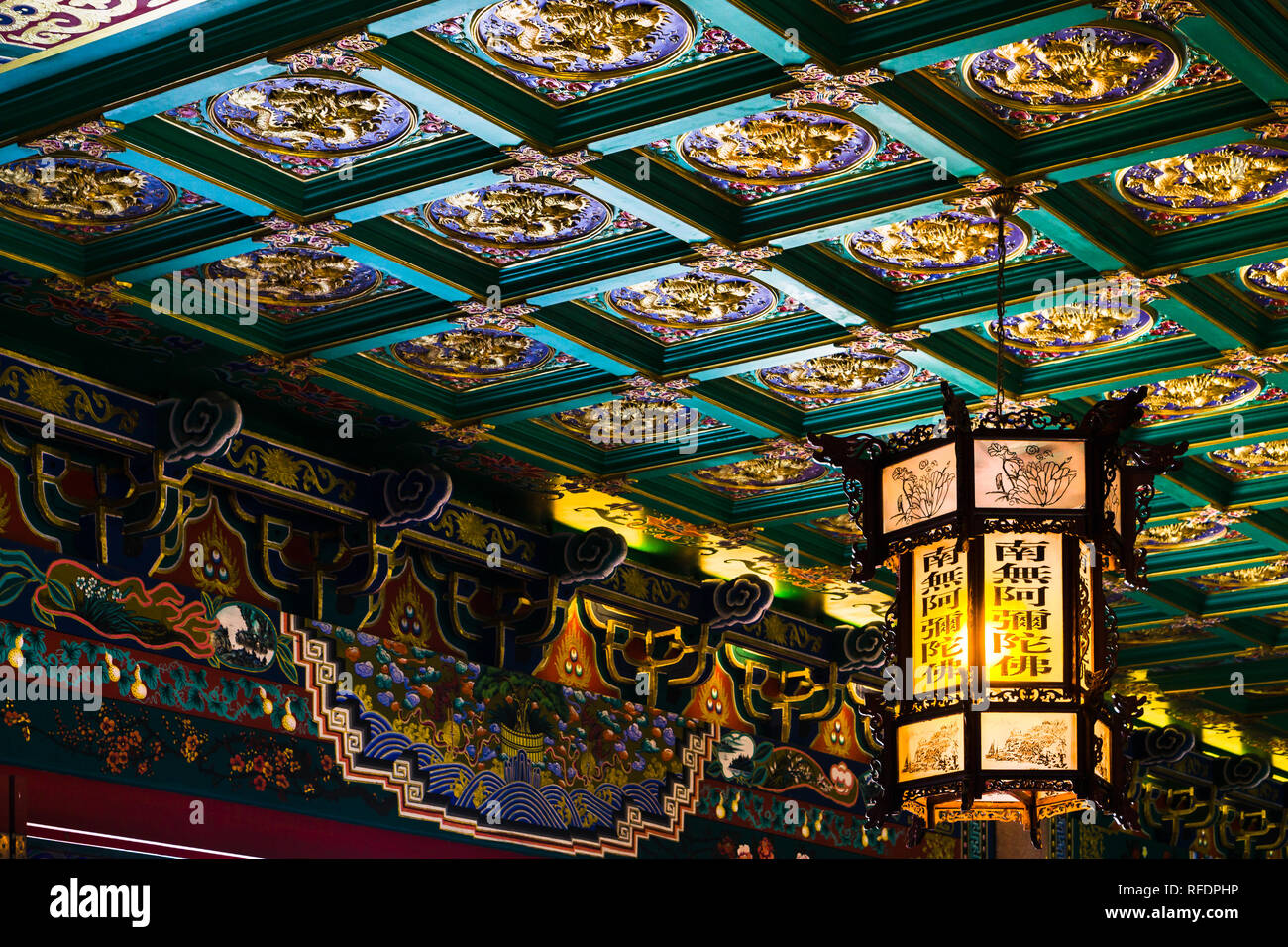 Nonthaburi, Tailandia - 21 Maggio 2017: Bella lanterna appendere sul bellissimo modello cinese soffitto a Cinese nome del tempio Wat Borom Raja Kanjanapisek o Foto Stock