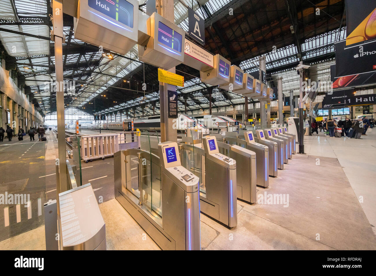 Francia, Parigi Gare de Lyon, Gennaio 2019: cancelli di sicurezza prima della zona di imbarco. Foto Stock