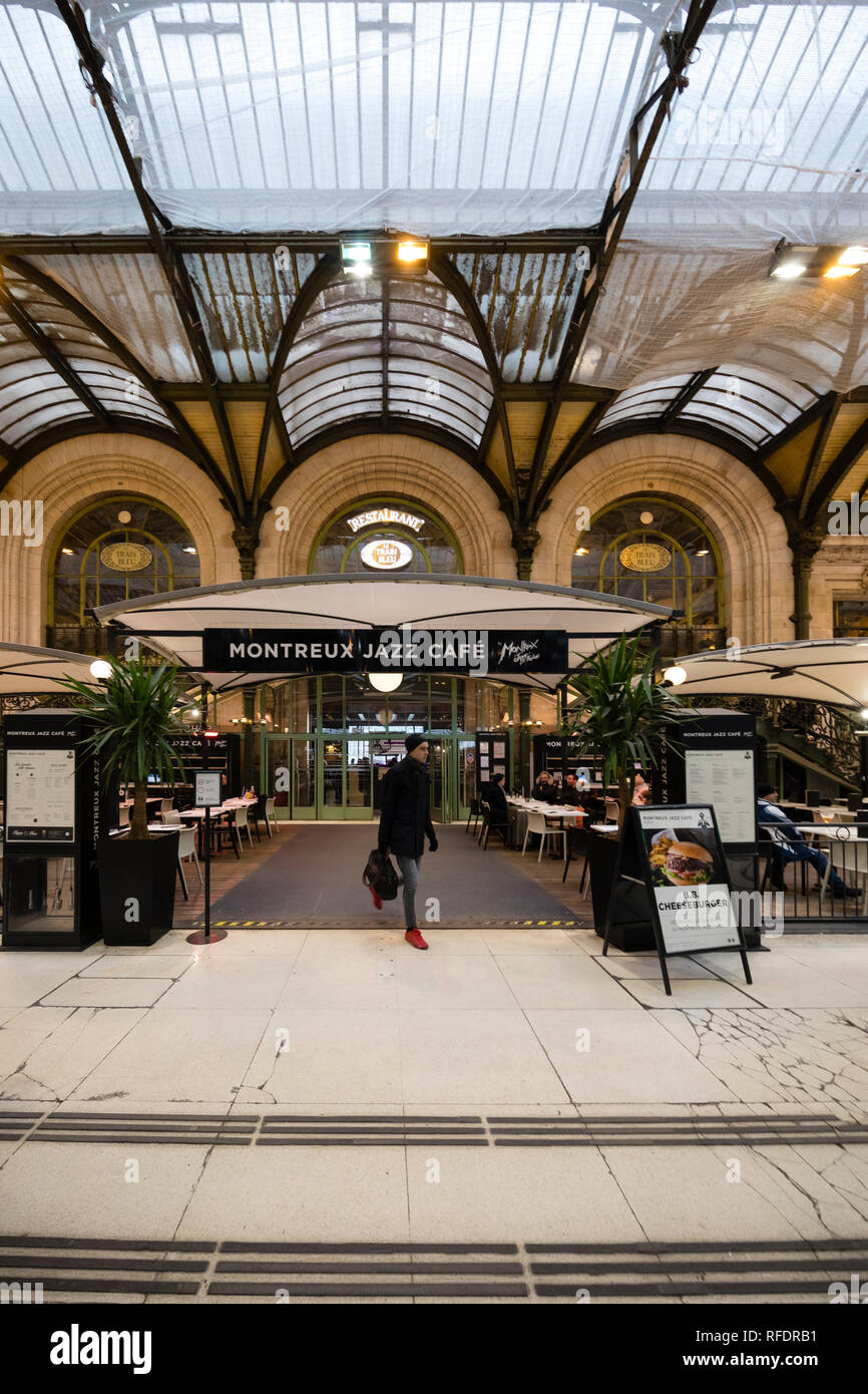 Francia, Parigi Gare de Lyon, Gennaio 2019: Montreux Jazz cafe e Le Train Bleu ristorante. Foto Stock