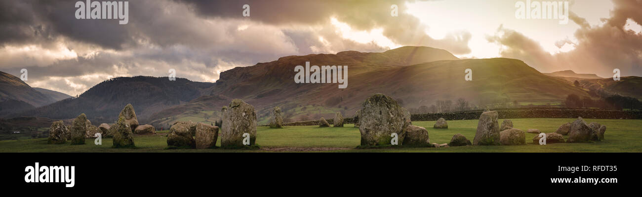 Castlerigg Stone Circle Near Keswick, Cumbria (UK) con sole streaming attraverso una pausa in inverno il cloud. Nikon D850, Nikkor 24-120 f4 VR @ 100 Foto Stock