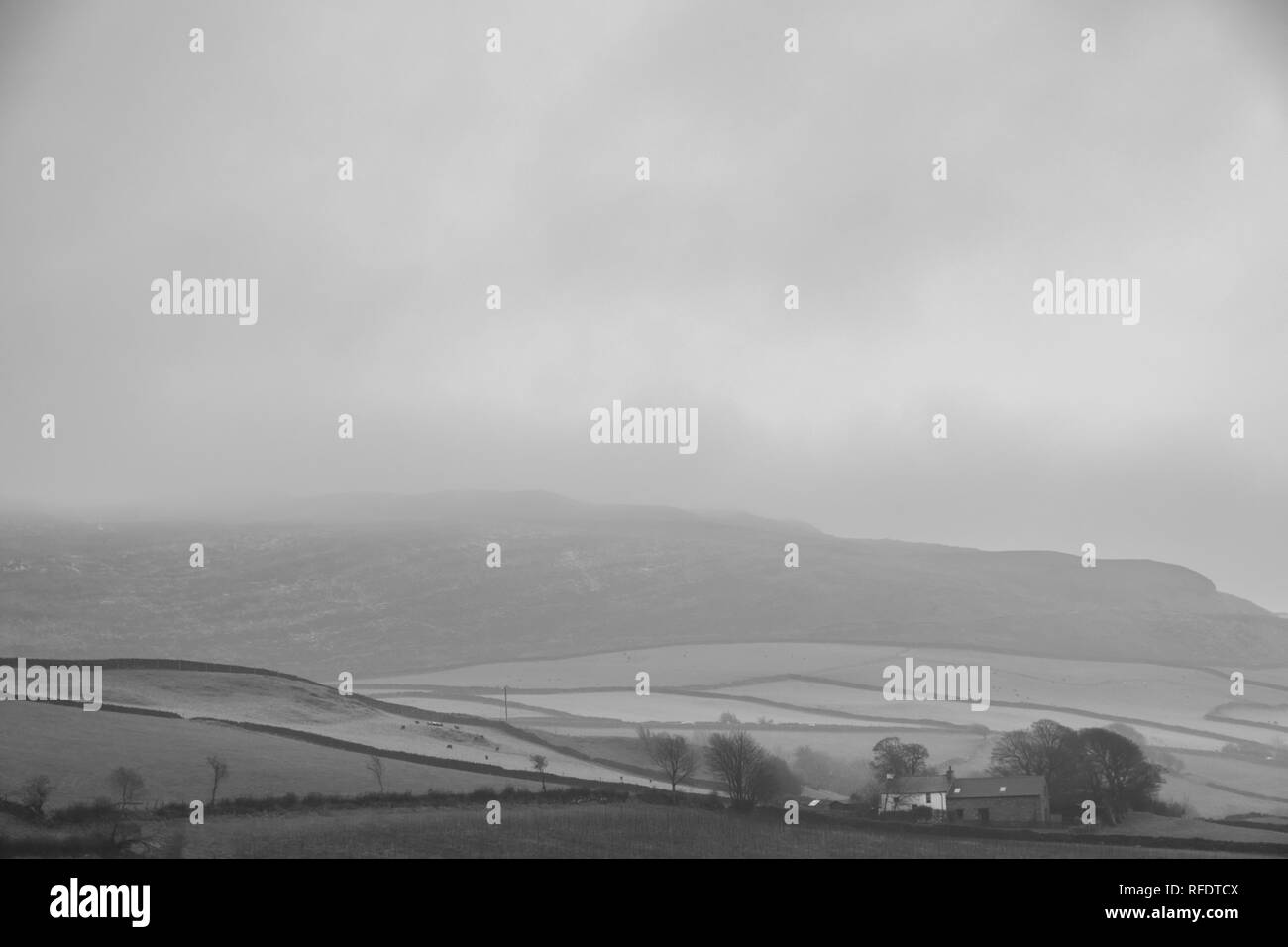 Moor House su Kirkby Moor, Cumbria (UK) su un freddo inverno umido del giorno. Fujifilm X-T3, Fujinon 18-55mm f2.8-4.0 @ 55mm, f=7.1, 1/50 secondo ISO400 Foto Stock