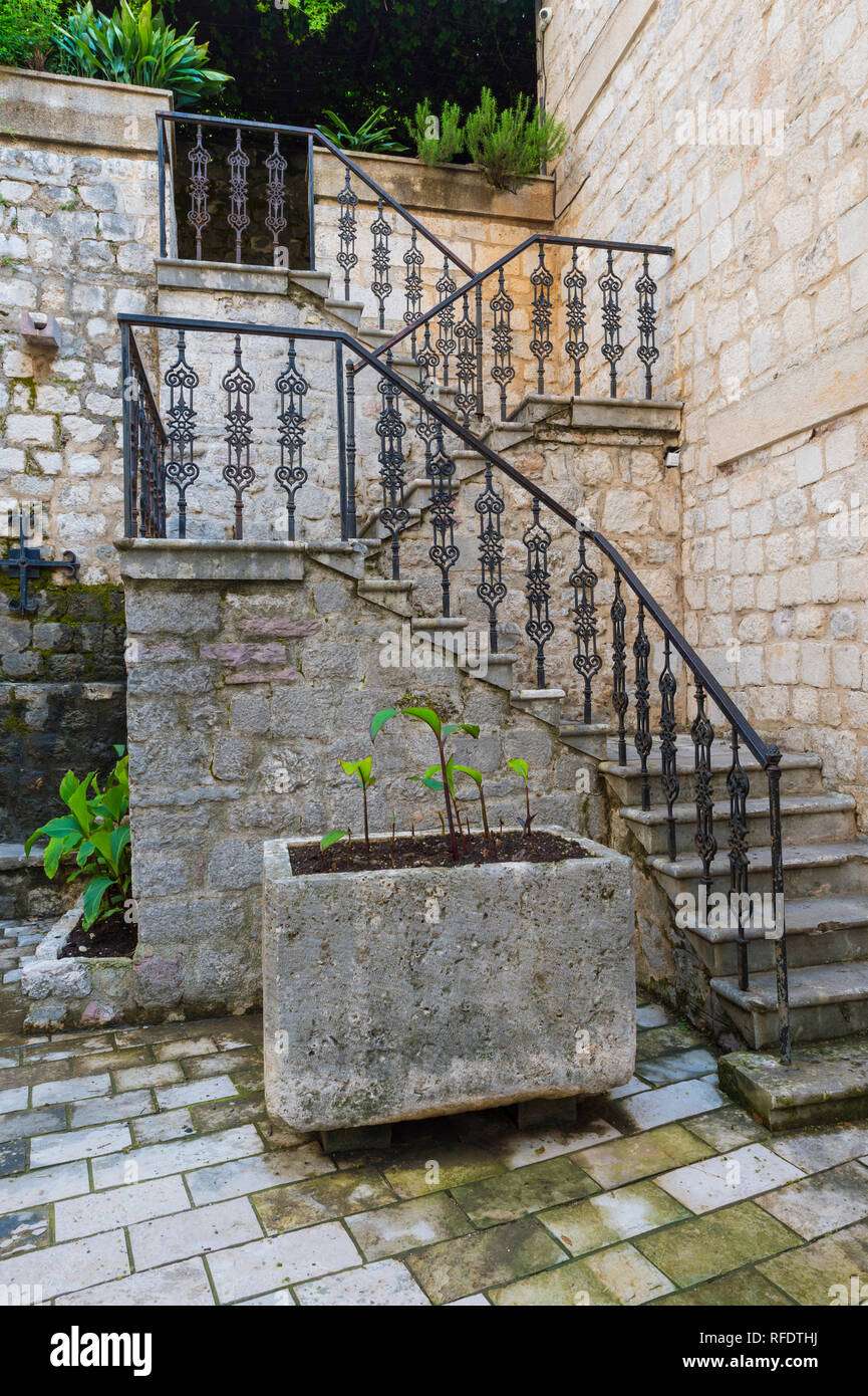 Scale in ferro battuto nella città vecchia, Sito Patrimonio Mondiale dell'Unesco, Kotor, Montenegro Foto Stock