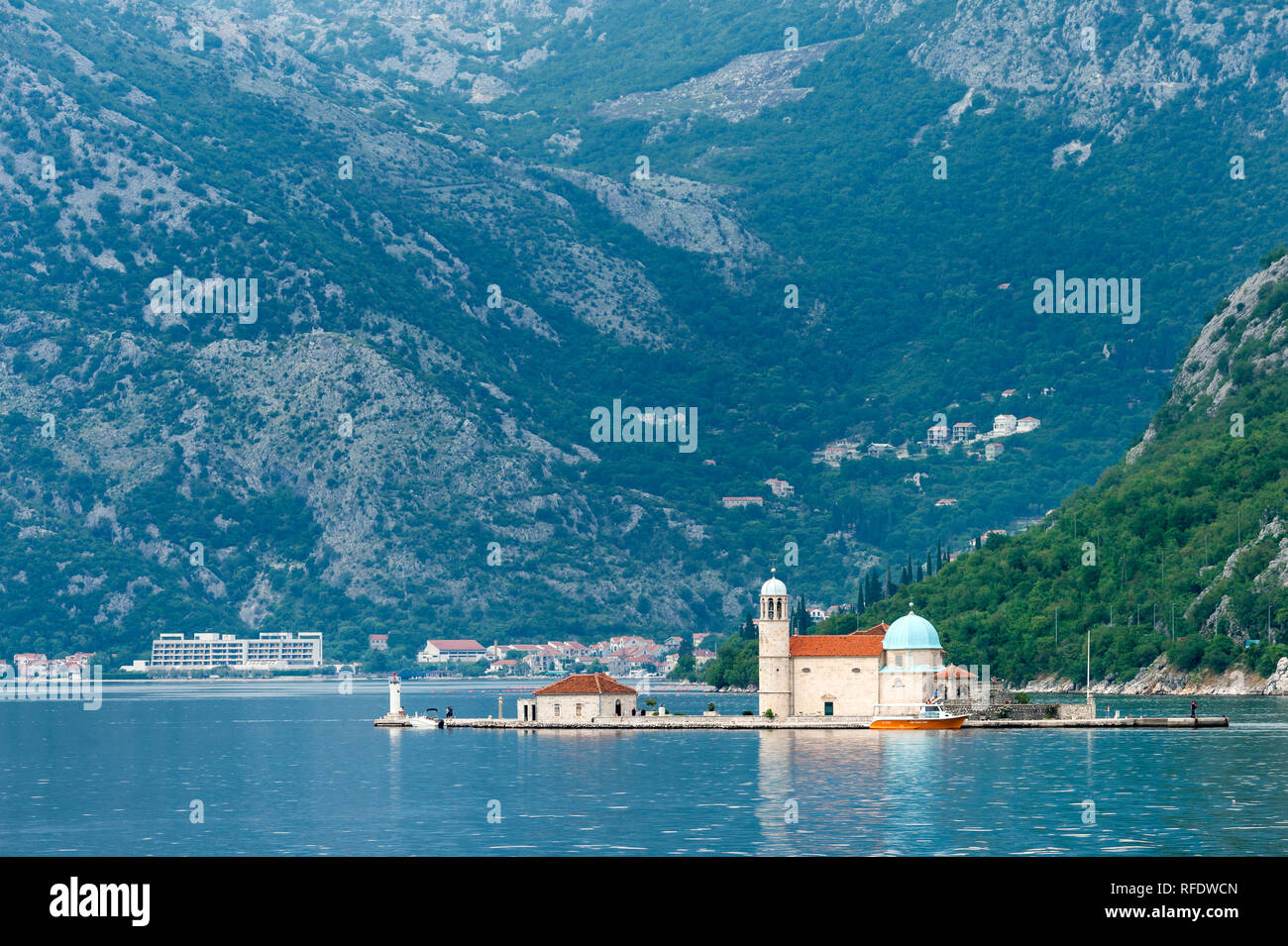 La madonna delle rocce chiesa eretta su un isola artificiale, Kotor Bay, Perast, Montenegro Foto Stock