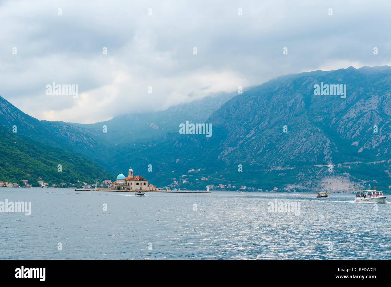 La madonna delle rocce chiesa eretta su un isola artificiale, Kotor Bay, Perast, Montenegro Foto Stock
