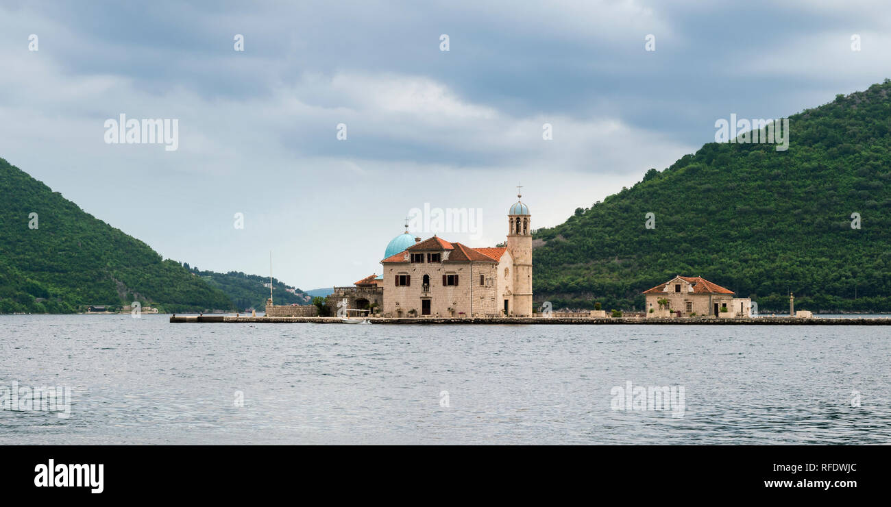 La madonna delle rocce chiesa eretta su un isola artificiale, Kotor Bay, Perast, Montenegro Foto Stock