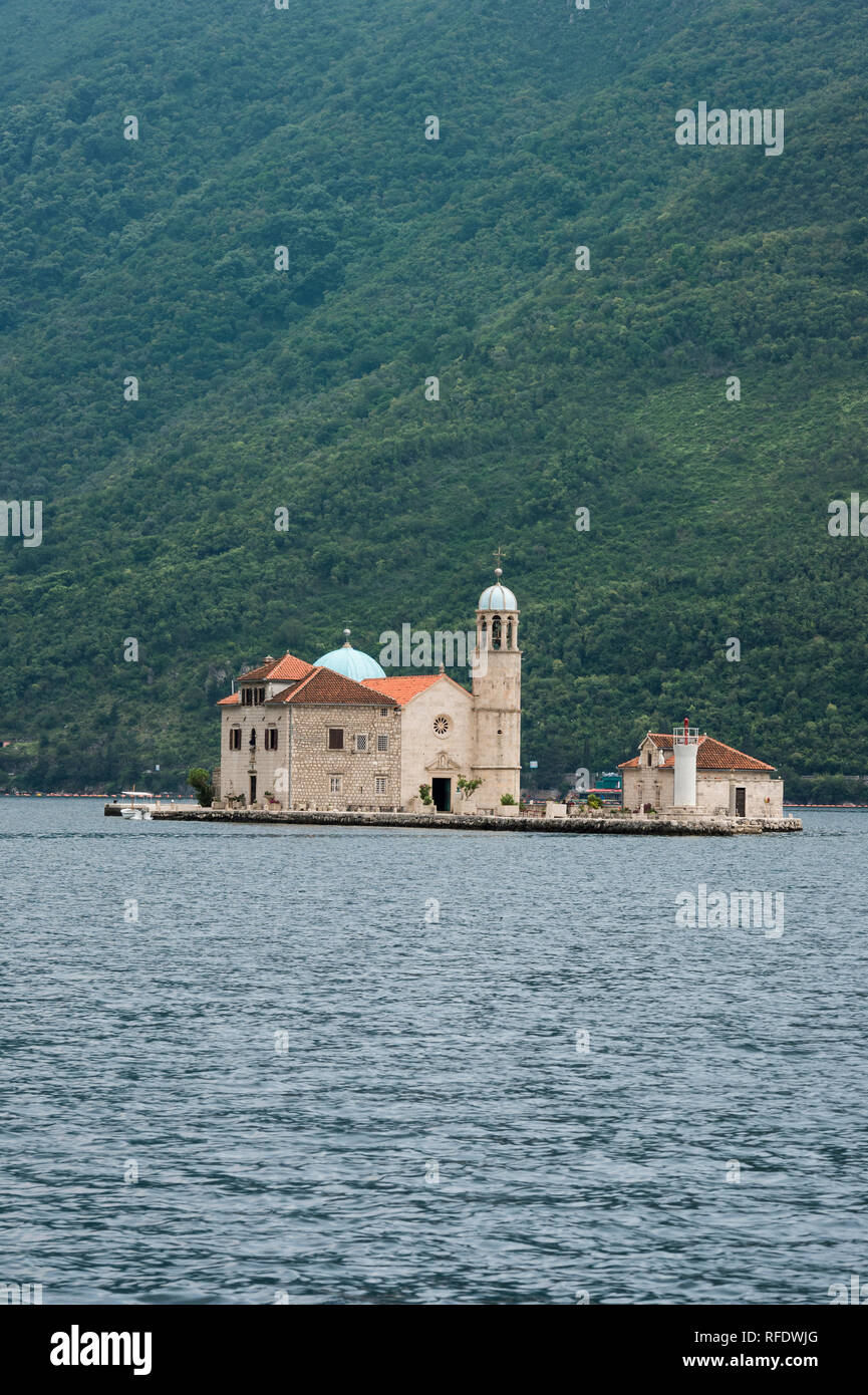 La madonna delle rocce chiesa eretta su un isola artificiale, Kotor Bay, Perast, Montenegro Foto Stock