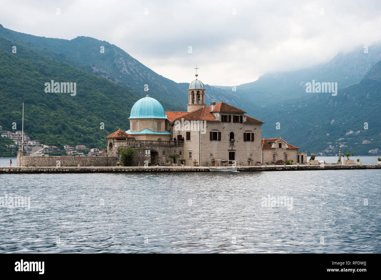 La madonna delle rocce chiesa eretta su un isola artificiale, Kotor Bay, Perast, Montenegro Foto Stock