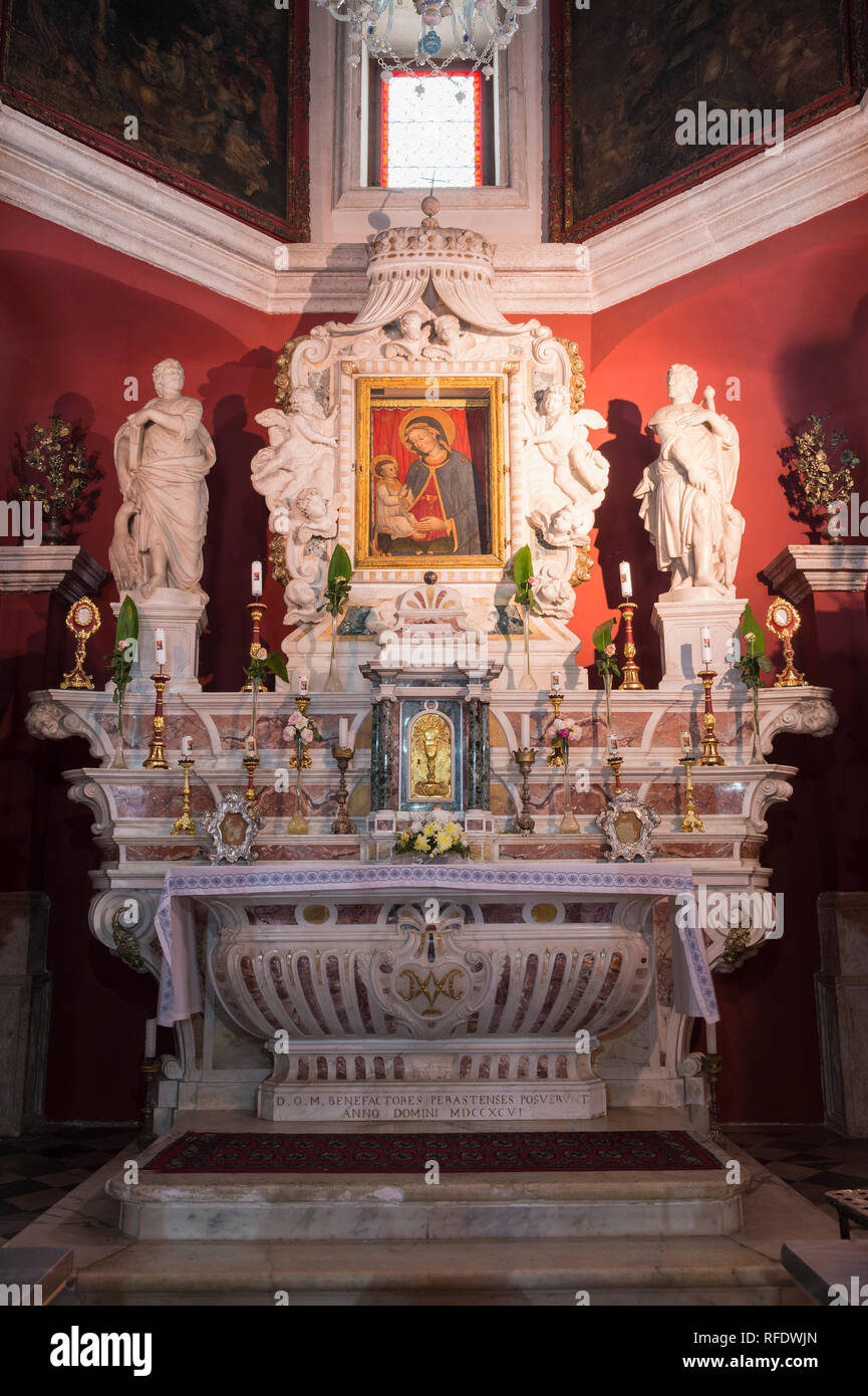 Chiesa sull'isola artificiale Madonna delle rocce, interno, icona della Madonna con il Bambino, Kotor Bay, Perast, Montenegro Foto Stock