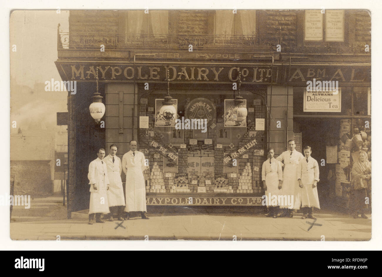 Cartolina originale dei primi del 1900 di una Maypole Dairy Co.. Ltd negozio e personale. La catena di negozi di caseifici Maypole forniva prodotti lattiero-caseari a prezzi accessibili nelle aree della classe operaia. C'è un cartello pubblicitario della compagnia di tè Altham sopra la porta. La cartolina è datata 4 luglio 1921 su reverse, Yorkshire, Inghilterra U.K, Foto Stock