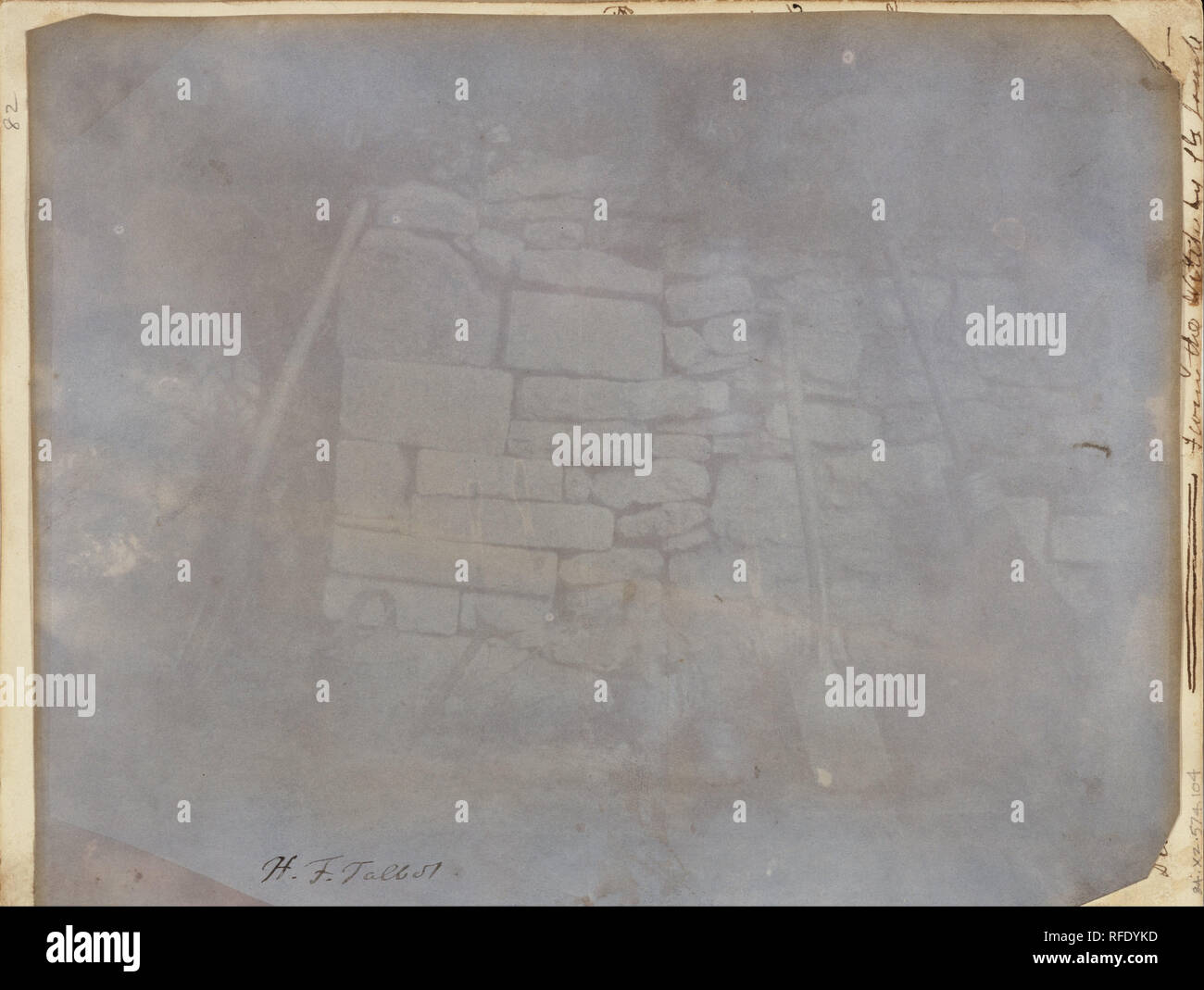 [Parete in massa di melone, Lacock Abbey]. Data/Periodo: Maggio 2, 1840. Stampa. Sale, a partire da un disegno fotogenica negativo. Altezza: 170 mm (6.69 in); larghezza: 214 mm (8,42 in). Autore: William Henry Fox Talbot. Foto Stock