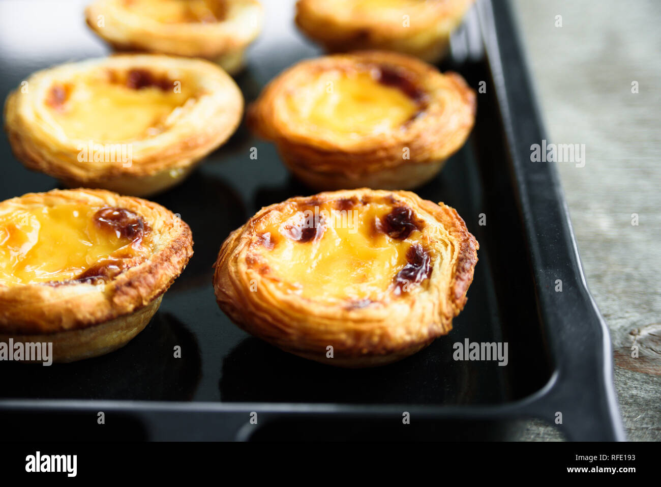 Il Portogallo crostate di uovo Pastel de nata sul vassoio del forno Foto Stock