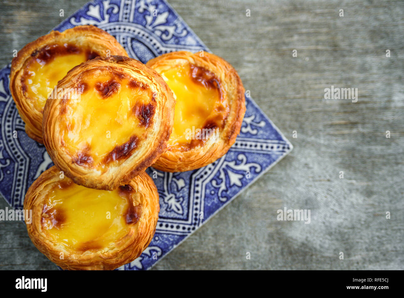 Il Portogallo egg tart Pastel de Nata con azulejo tile Foto Stock