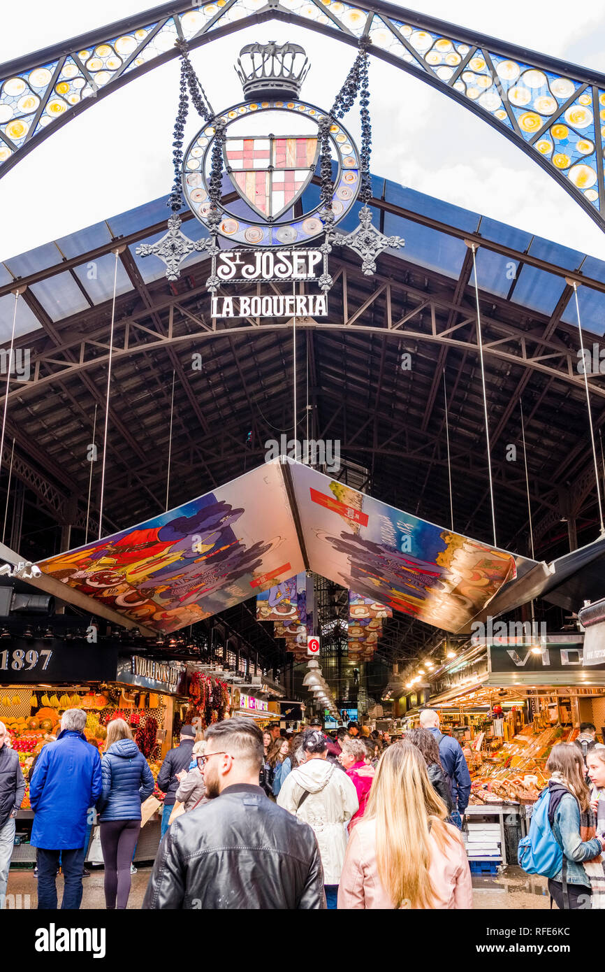 Il Mercat de Sant Josep de la Boqueria, un mercato pubblico con un ingresso da La Rambla Foto Stock