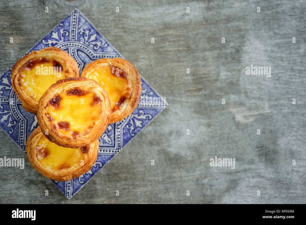 Il Portogallo egg tart Pastel de Nata con azulejo tile Foto Stock