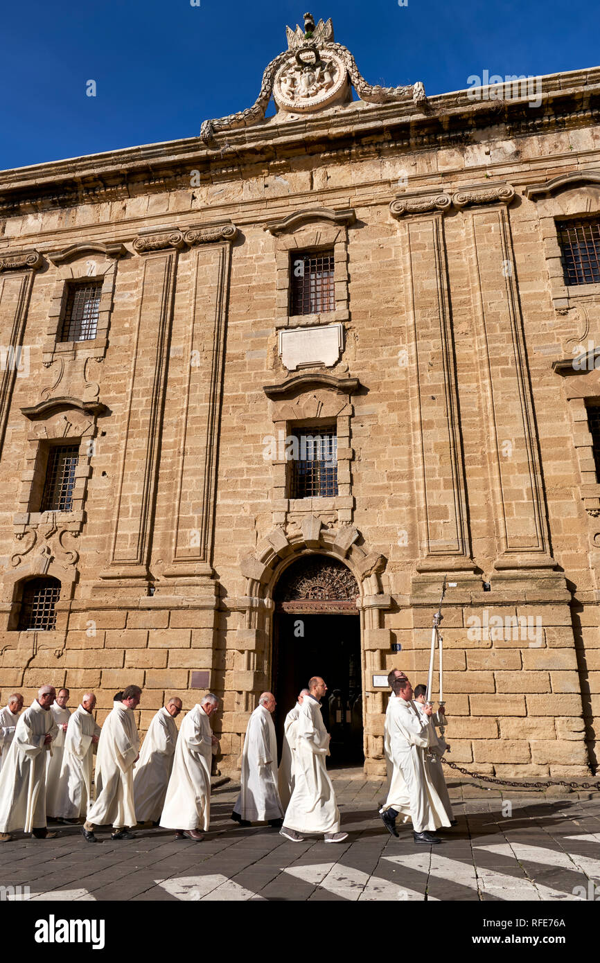 Processione religiosa alla cattedrale di Caltagirone. Sicilia Italia Foto Stock