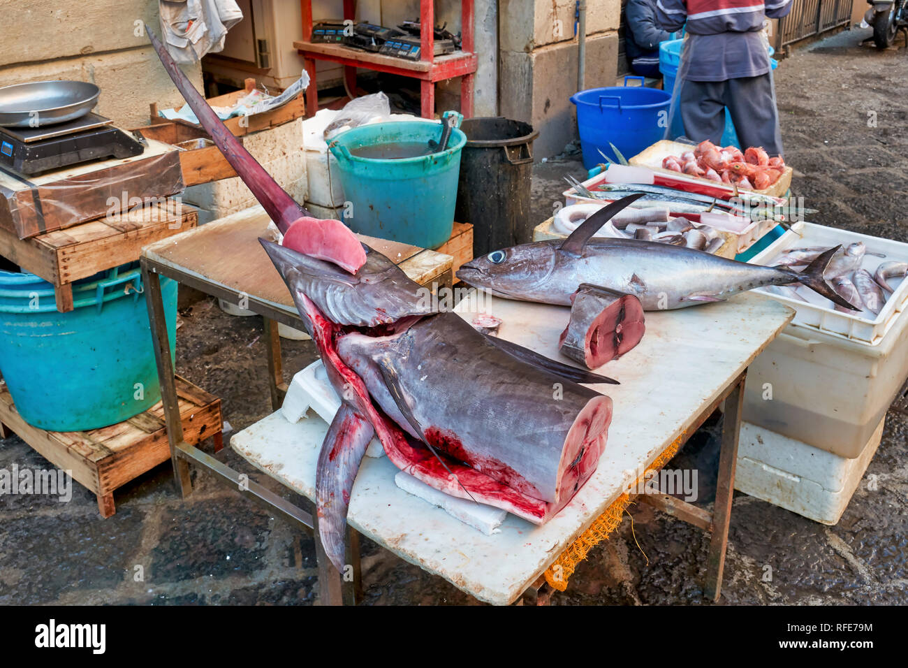 Piscaria, strada mercato giornaliero in Catania Sicilia Italia. Pesce fresco, carne e verdure Foto Stock